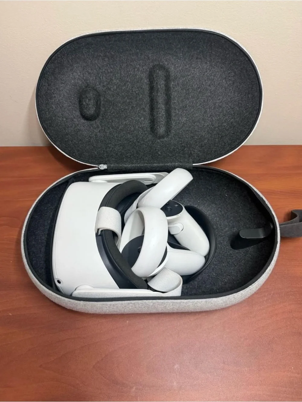 (Oculus) Meta quest 2 ( Comes With Oculus Case)